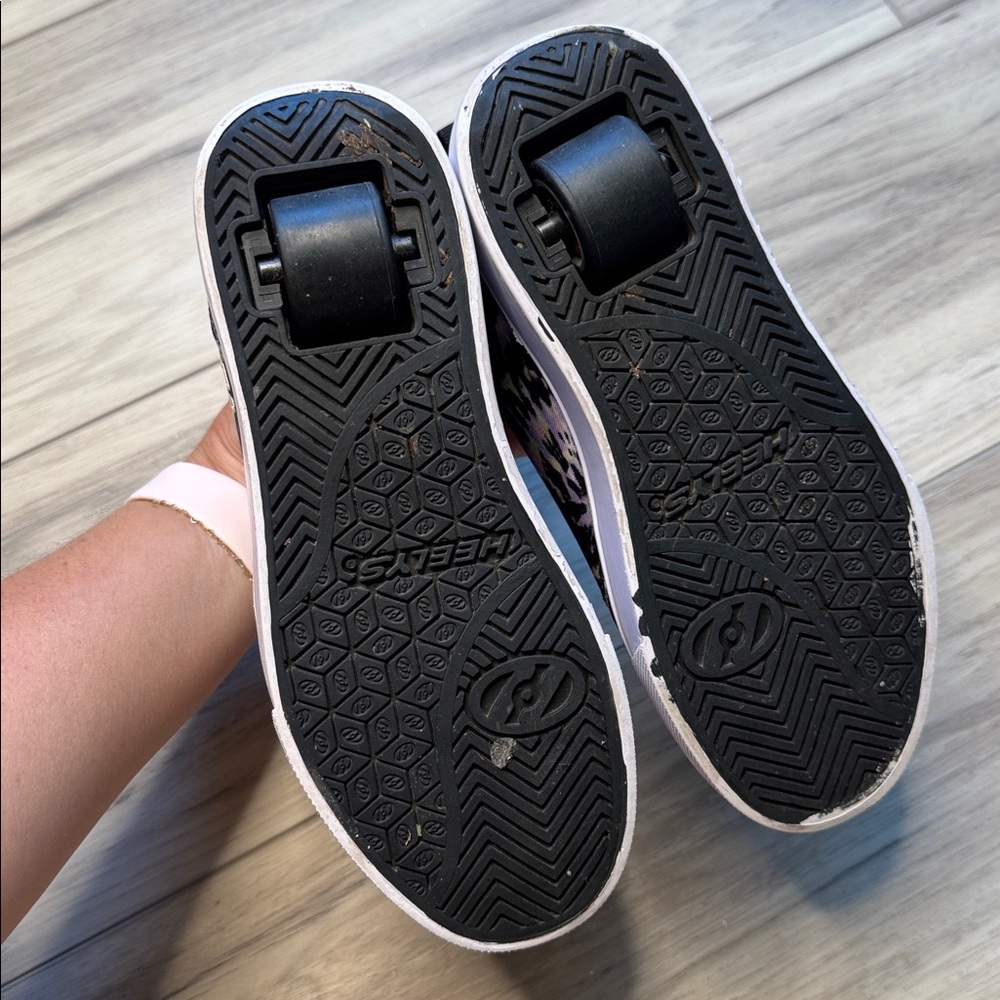 Stylish Kids' Tie-Dye Roller Shoes - Picture 6 of 9
